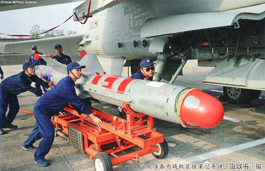 Tên lửa KD-88 (KongDi-88) là một trong những loại  tên lửa không đối đất hiện đại và nguy hiểm bậc nhất hiện nay của Không quân Trung Quốc và là cặp bài trùng với các máy bay cường kích JH-7A của nước này. Nguồn ảnh: Sina.