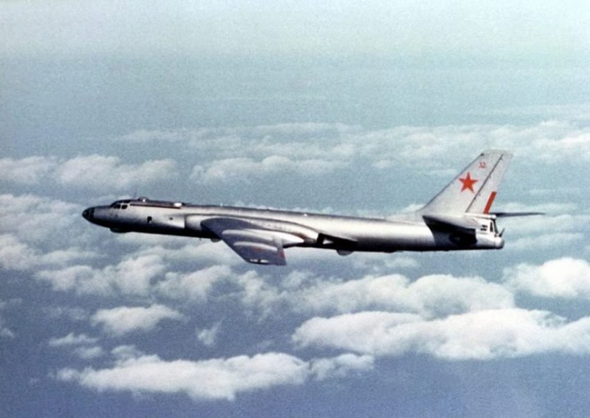 Đầu tiên là máy bay ném bom Tupolev Tu-16 mang hiệu NATO là "Badger". Đây là loại máy bay ném bom phản lực cận âm hai động cơ đầu tiên của  Không quân Liên Xô. Nguồn ảnh: WarHistory.