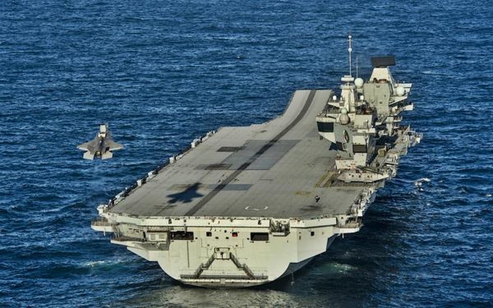 Theo đó những bài tập hạ cánh của  chiến đấu cơ F-35B trên tàu sân bay HMS Queen Elizabeth đang ngày càng được nâng độ khó để kiểm tra khả năng ứng phó và tính tương thích của hai loại khí tài đắt tiền này. Nguồn ảnh: Sina.