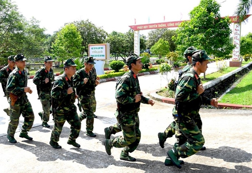 Có được kết quả trên là do cán bộ, chiến sĩ đơn vị luôn tích cực khổ luyện. Dưới đây là một số hình ảnh luyện rèn của cán bộ, chiến sĩ  Tiểu đoàn Trinh sát Đặc nhiệm 31, xin giới thiệu cùng bạn đọc. Ảnh: Trên đường ra bãi tập.