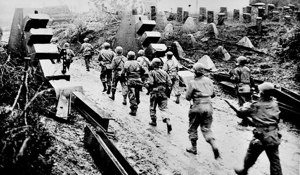 Bắt đầu từ ngày 16/12/1944, 200.000 quân Đức cùng khoảng 1.000 xe tăng đã tiến hành chiến dịch tấn công quân sự cực lớn vào phòng tuyến phía Tây, nhằm lật ngược được tình thế tại đây. Nguồn ảnh: BI.