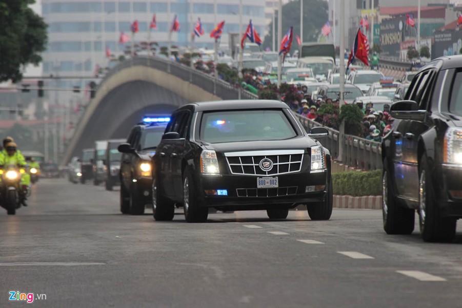 Trong hai ngày qua, đoàn xe hộ tống  Tổng thống Donald Trump thu hút đáng kể sự chú ý ở Hà Nội mỗi khi xuất hiện trên đường phố. Màu đen, vẻ ngoài hầm hố, chi chít thiết bị bên ngoài tạo ra sự "bí ẩn" khiến cánh phóng viên luôn mong muốn "giải mã" chúng. Nguồn ảnh: Zing.vn