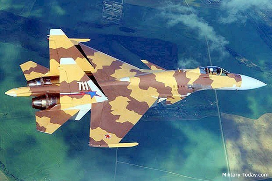  Chiến đấu cơ Su-37 được phát triển dựa trên phiên bản Su-27 huyền thoại trong quá khứ của Liên Xô. Giống với phiên bản gốc, Su-37 được thiết kế để trở thành máy bay chiến đấu đa nhiệm vụ và có thể vận hành trong mọi điều kiện thời tiết bất kể ngày đêm. Nguồn ảnh: TheArchive.