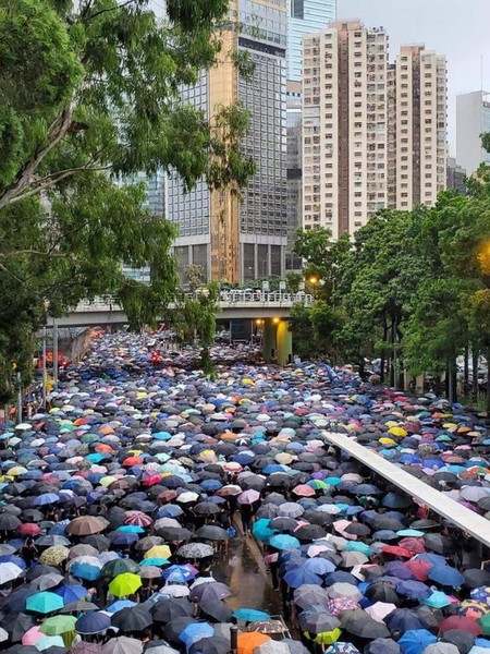 Phóng viên báo South China Morning Post (SCMP) ghi nhận đường Hennessy đã biến thành "biển ô" sau khi hàng ngàn  người biểu tình tập trung tại đây. Trong khi nhiều người đã rời khỏi công viên Victoria theo hướng Wan Chai, một đám đông khổng lồ tiếp tục tiến về công viên theo hướng ngược lại.