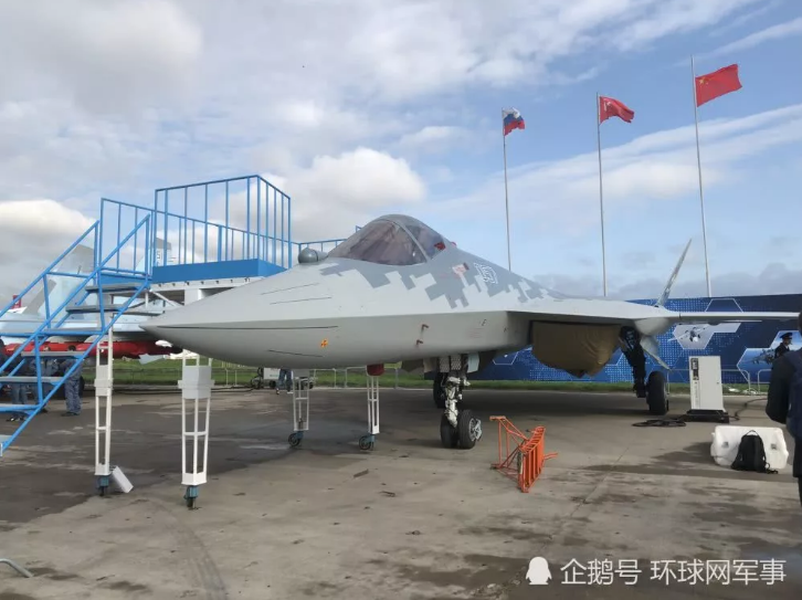 Ngay tại khuôn viên của MAKS-2019, một chiếc  tiêm kích Su-57 đã được trưng bày cực kỳ trang trọng. Theo truyền thông địa phương, đây là một chiếc Su-57 đích thực, hoàn toàn có khả năng bay chứ không phải là một phiên bản mô hình. Nguồn ảnh: QQ.