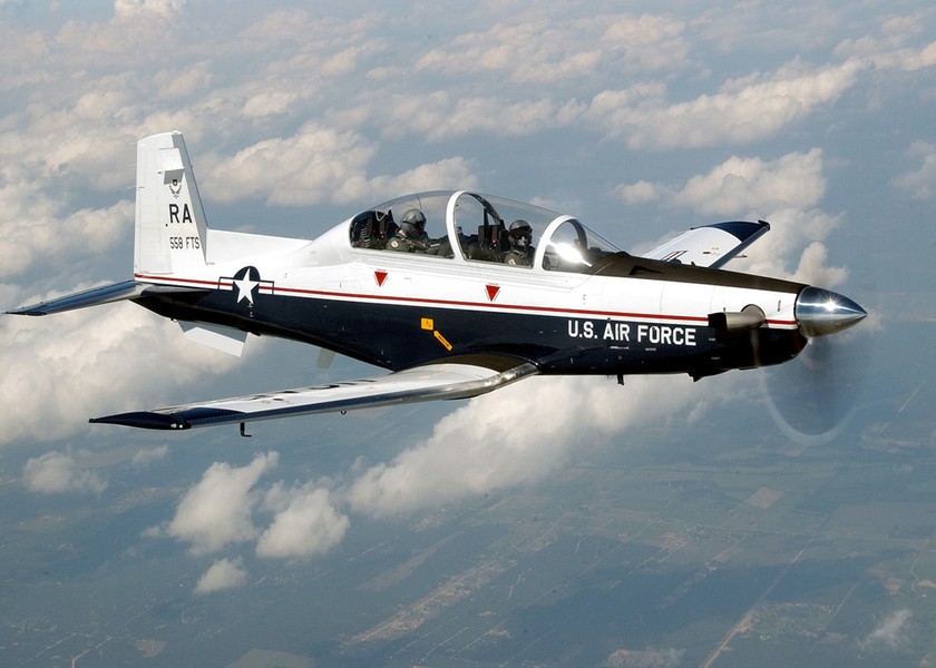 Có tên đầy đủ là Beechcraft T-6 Texan II, loại  máy bay huấn luyện sơ cấp một động cơ này là một trong những loại máy bay mà mọi phi công tiêm kích của Không quân Mỹ đều phải "qua tay". Nguồn ảnh: Wiki.