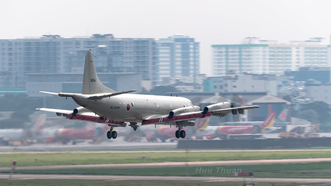 Vào chiều qua theo giờ địa phương, hai  máy bay săn ngầm loại P-3C Orion thuộc biên chế của Lực lượng Phòng vệ Nhật Bản đã hạ cánh xuống sân bay Tân Sơn Nhất. Nguồn ảnh: Hữu Thuận.