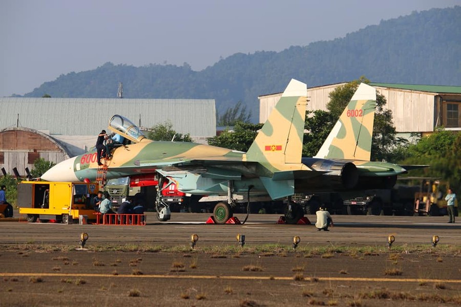 Vừa qua, các  chiến đấu cơ Su-27SK đã được ta sửa chữa lớn thành công tại nhà máy A32, quay trở lại trực chiến chỉ sau thời gian ngắn. Nguồn ảnh: Duong Quoc Tuan - Vietnam Air Spotter.