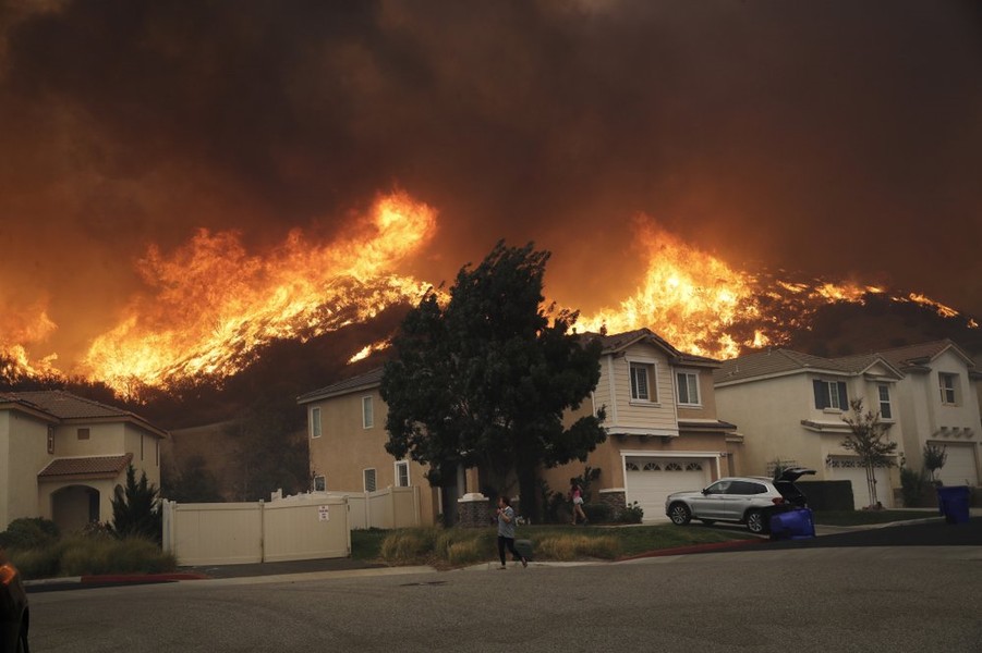  Hỏa hoạn trên diện rộng đang khiến hàng chục nghìn người ở California, Mỹ, phải sơ tán hôm 24/10. Đám cháy lan rộng do gió khô và nhiệt độ cao trong khi lính cứu hỏa vẫn đang nỗ lực dập lửa, theo AP.