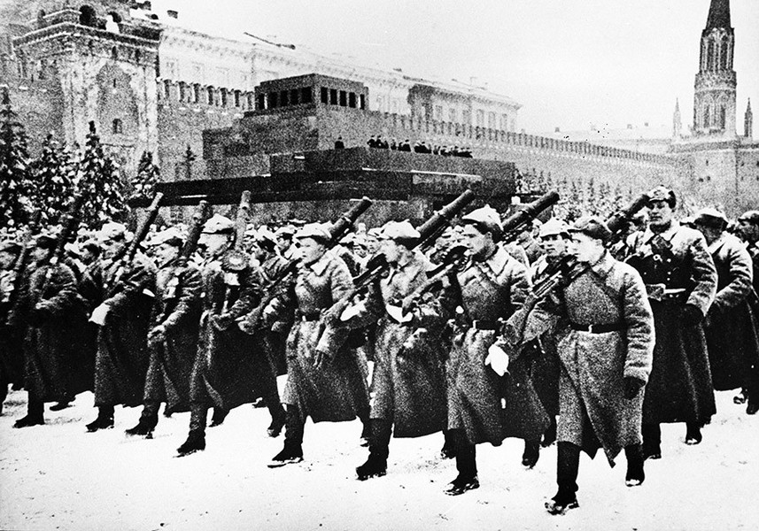 Ngày 7/11/1941, tại Quảng trường Đỏ ở Thủ đô Moscow của Liên Xô, một cuộc duyệt binh mừng  Cách mạng Tháng 10 Nga với quy mô cực lớn đã được diễn ra. Nguồn ảnh: BI.