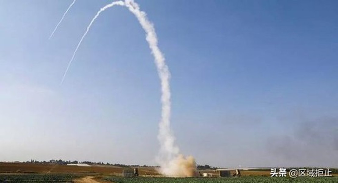 Trong suốt những ngày vừa qua,  tổ hợp phòng thủ Iron Dome hay còn gọi là Vòm Sắt do Israel tự nghiên cứu và phát triển đã phải căng mình ra bảo vệ quốc gia này khi hứng chịu nhiều đợt pháo phản lực do lực lượng Hồi giáo Palestine tung ra. Nguồn ảnh: Sina.