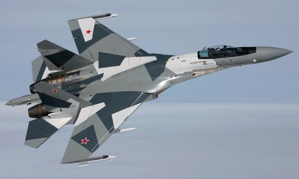 Trong năm 2020 và 2021 tới đây, Nga sẽ bắt đầu chuyển giao những  tiêm kích Su-35 phiên bản Su-35E đầu tiên cho phía Ai Cập. Trước động thái này, Mỹ đã có phản ứng "doạ dẫm" Ai Câp nếu nước này nhất quyết chọn mua vũ khí từ Moscow. Nguồn ảnh: Rumil.