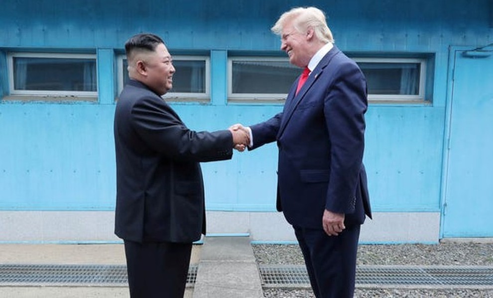 Cái bắt tay lịch sử của Tổng thống Donald Trump và Lãnh đạo Triều Tiên Kim Jong-un chứng minh "quyền lực mềm" của vị lãnh đạo cường quốc số một thế giới. Nguồn ảnh: BI.