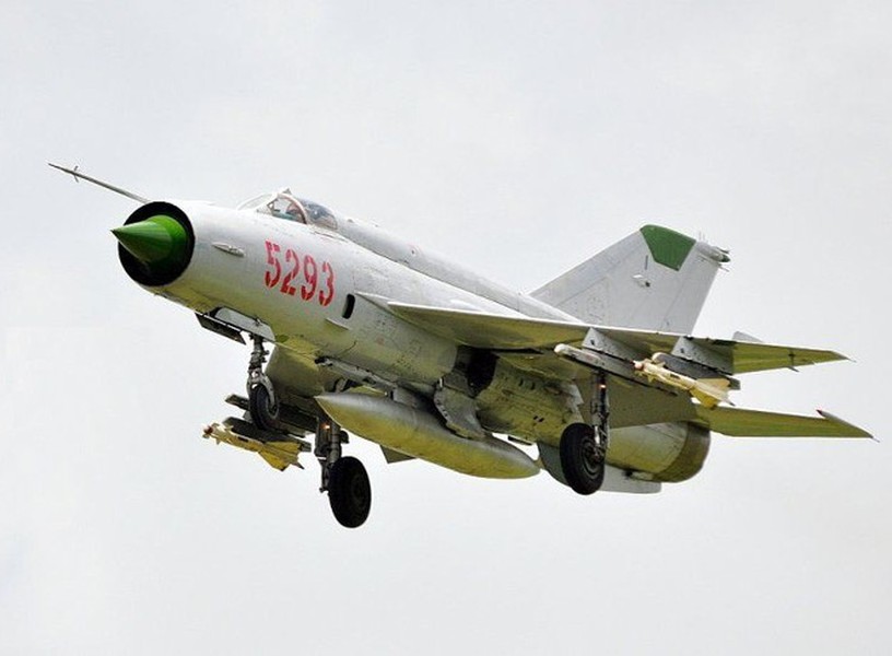  Chiến đấu cơ MiG-21 được Liên Xô sản xuất kể từ năm 1959. Tổng cộng đã có tới 11.496 chiếc MiG-21 từng được Liên Xô, Ấn Độ và Tiệp Khắc sản xuất, tuy nhiên con số trên chưa tính phiên bản J-7 được Trung Quốc sao chép trái phép của Moscow. Nguồn ảnh: Pinterest.