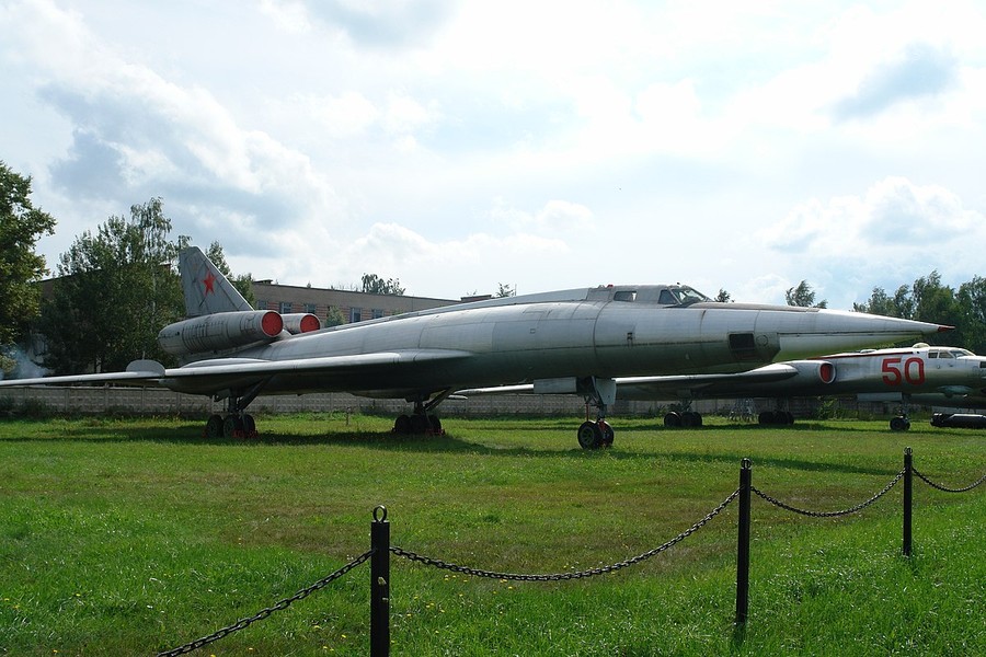 Tupolev Tu-22 dù là  máy bay ném bom phản lực đầu tiên trên thế giới có khả năng đạt tốc độ siêu âm nhưng lại không được biết tới nhiều như người anh em của nó - chiếc Tu-22M. Nguồn ảnh: Rumil.