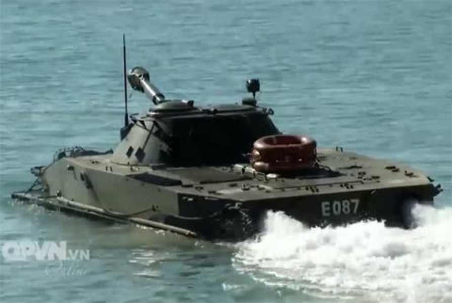 Được phân loại là "xe tăng lội nước", các  xe tăng PT-76 của Việt Nam hoàn toàn có khả năng di chuyển trên biển như một phương tiện lưỡng cư. Nguồn: QPVN.