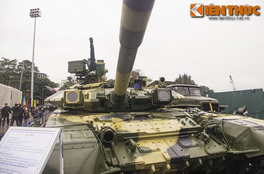  Xe tăng chủ lực T-90 mà Nga bán cho Việt Nam có kíp chiến đấu 3 người bao gồm trưởng xe, pháo thủ và nạp đạn viên.