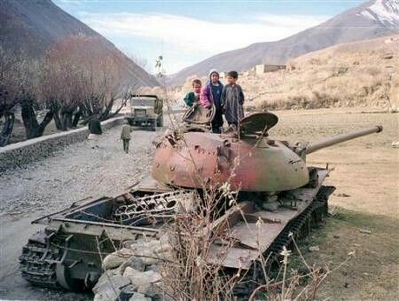 Afganistan có thể coi là "vùng đất chết" với mọi cường quốc trên thế giới. Lịch sử đã chứng minh người Liên Xô bế tắc tại đây và đến giờ, người Mỹ cũng đang tìm cách rút chân khỏi vùng lầy này. Nguồn ảnh: Pinterest.