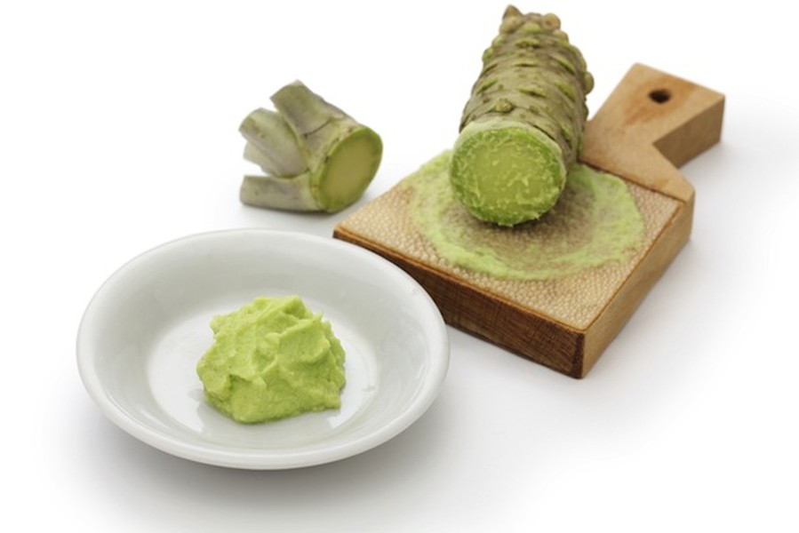 Không dùng quá nhiều wasabi vì loại mù tạt xanh này được làm từ củ cải ngựa và mù tạt. Ăn quá nhiều sẽ làm át đi mùi vị tươi ngon của cá.