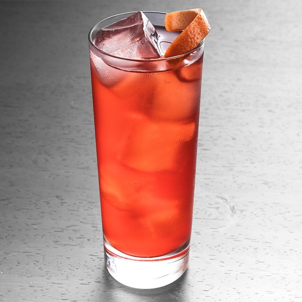 Cocktail Americano là ly cocktail kiểu Ý dành cho những người đang tìm đồ uống không có rượu mạnh. Đây là sự kết hợp của Campari, rượu vermouth và soda. Đồ uống này tạo cảm giác rất thư giãn cho người uống. 