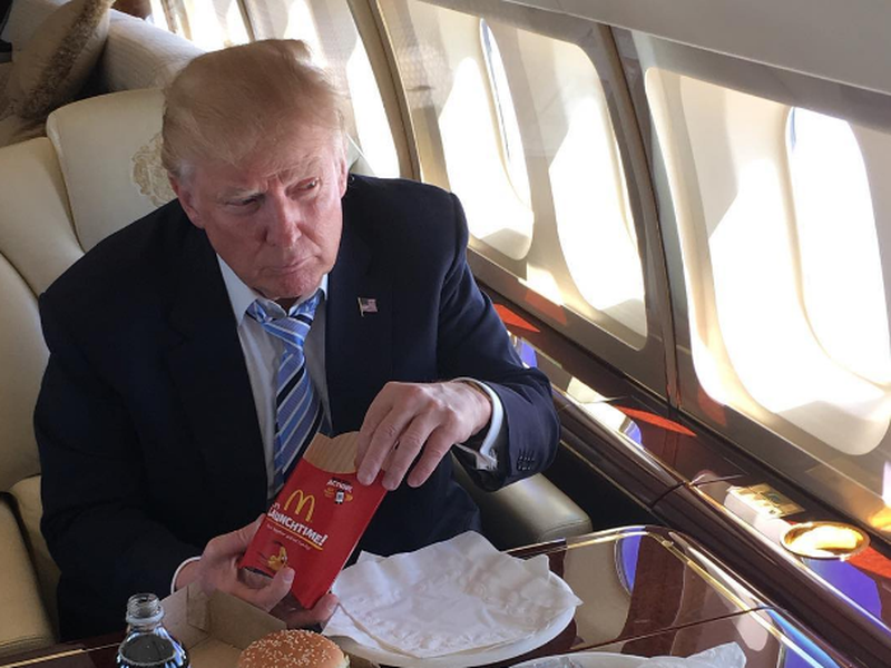 Ông  Donald Trump là một fan hâm mộ lớn của đồ ăn McDonald. Thực tế, phần lớn những đồ ăn phục vụ chiến dịch tranh cử đều được mua từ cửa hàng McDonald. Một trong những món mà ông Donald Trump rất ưa thích là món sandwich fillet cá. 