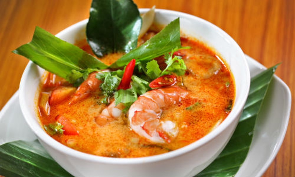 Một trong những  món ngon từ tôm được yêu thích nhất tại Thái Lan là Tom Yum. Món ăn đậm vị cay của ớt, chua của chanh, thơm nồng của sả và tôm.