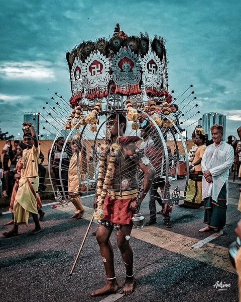  Thaipusam - Lễ hội xỏ khuyên ở Singapore: Lễ hội Hindu được tổ chức vào ngày trăng tròn tháng 1 hoặc tháng 2 hàng năm để thể hiện lòng kính trọng của người Tamil dành riêng cho Chúa Murugan - vị thần chiến tranh.