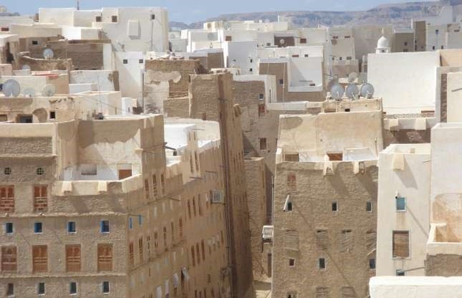  Shibam, Yemen: Thành phố Shibam có từ thế kỷ 16 với biệt danh “Manhattan của sa mạc”, bao quanh bởi một bức tường thành cổ. UNESCO ca ngợi nơi đây là một trong những  thành phố lâu đời và quy hoạch đô thị tốt nhất. Tuy nhiên, thành phố đang bị đe dọa do cuộc xung đột vũ trang trong nước.