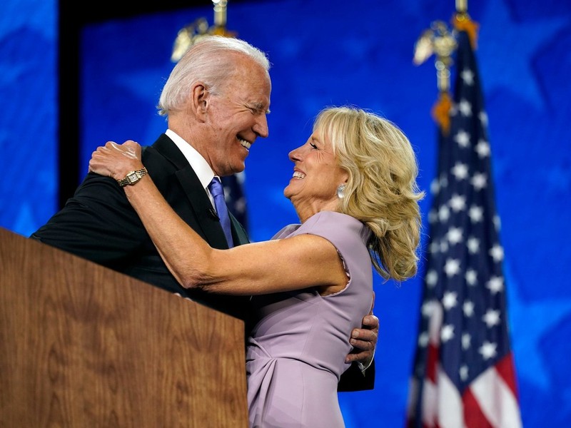  Ông Joe Biden phải cầu hôn tới lần thứ 5 mới nhận được cái gật đầu từ bà Jill Taylor Jacobs. Trong bài phát biểu tại Đại hội Toàn quốc đảng Dân chủ năm 2012, bà Jill tiết lộ: “Sự thật là tôi đã yêu anh ấy ngay từ lần đầu tiên”. Chia sẻ với Vogue về lý do từ chối chồng nhiều lần, bà nói: “Khi đó, tôi rất yêu quý hai con trai của anh ấy. Chúng không còn mẹ đẻ và tôi không thể để chúng mất thêm một người mẹ khác. Vì vậy, tôi phải chắc chắn 100%”. 43 năm bên nhau, cặp vợ chồng Joe và Jill Biden cùng trải qua nhiều thành công và thất bại, đầy kỷ niệm vui nhưng cũng có không ít mất mát.