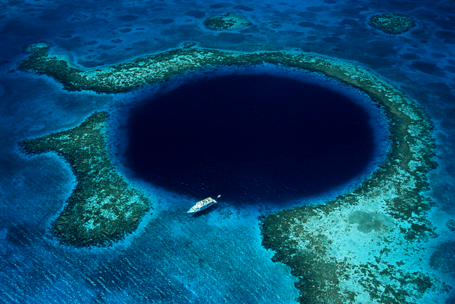  Great Blue Hole (Belize ): Hồ này rộng gần 300 m, sâu gần 125 m. Đây là hố sụt dưới nước sâu và  nguy hiểm nhất thế giới. Các thợ lặn đến đây cần hết sức lưu ý khi khám phá độ sâu của hố bởi thủy triều sẽ tạo ra những dòng xoáy cực mạnh có thể hút mọi thứ. Ngoài ra, vì quá sâu, khi xảy ra sự cố khi lặn, thợ lặn có thể tử vong nếu không được đào tạo bài bản.