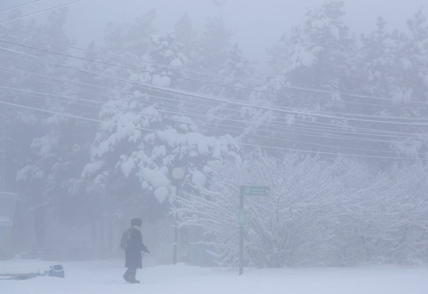 Yakutsk là  thành phố lạnh nhất thế giới. Nhiệt độ ở đây dao động từ 19,5 độ C (tháng 7) tới khoảng âm 38,6 độ C (tháng 1). Mùa đông kéo dài từ tháng 11 đến tháng 3 năm sau.