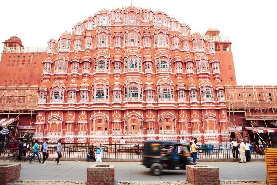    Cung điện Hawa Mahal nằm tại "thành phố màu hồng" Jaipur, thủ phủ bang Rajasthan rộng lớn ở phía tây bắc Ấn Độ. Với nhiều công trình kiến trúc - văn hóa nổi tiếng như Hawa Mahal, Jaipur đủ sức cuốn hút du khách từ khắp mọi nơi trên thế giới. Ảnh: Douglas Pearson.