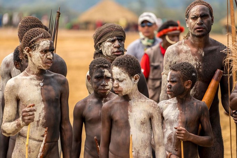  Bộ lạc Dani sống ở vùng rừng núi tỉnh Papua, thuộc Tây New Guinea, Indonesia, là một trong những cộng đồng biệt lập nhất thế giới. Nhiếp ảnh gia, kỹ sư công nghệ thông tin Teh Han Lin ở Singapore đã dành ra 4 ngày để trải nghiệm cuộc sống và chụp ảnh bộ lạc đặc biệt này.