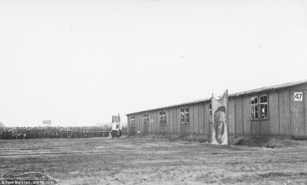 Vài ngày sau khi quân đội Anh và Canada giải phóng Bergen-Belsen, họ lên kế hoạch thiêu hủy nơi này trước sự chứng kiến của rất nhiều người. Quân đồng minh treo cờ Đức và chân dung  Hitler trước khi phóng hỏa.