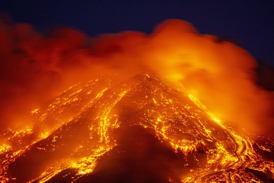 Việc  núi lửa Etna thức giấc không còn quá lạ lẫm với người dân ở Sicily. Hồi cuối năm ngoái, ngọn núi này cũng phun trào dung nham và khiến tro bụi bao trùm hòn đảo. Mới đây, nhiếp ảnh gia Fabrizio của Getty Images đã ghi lại cảnh phun trào đầy ấn tượng.