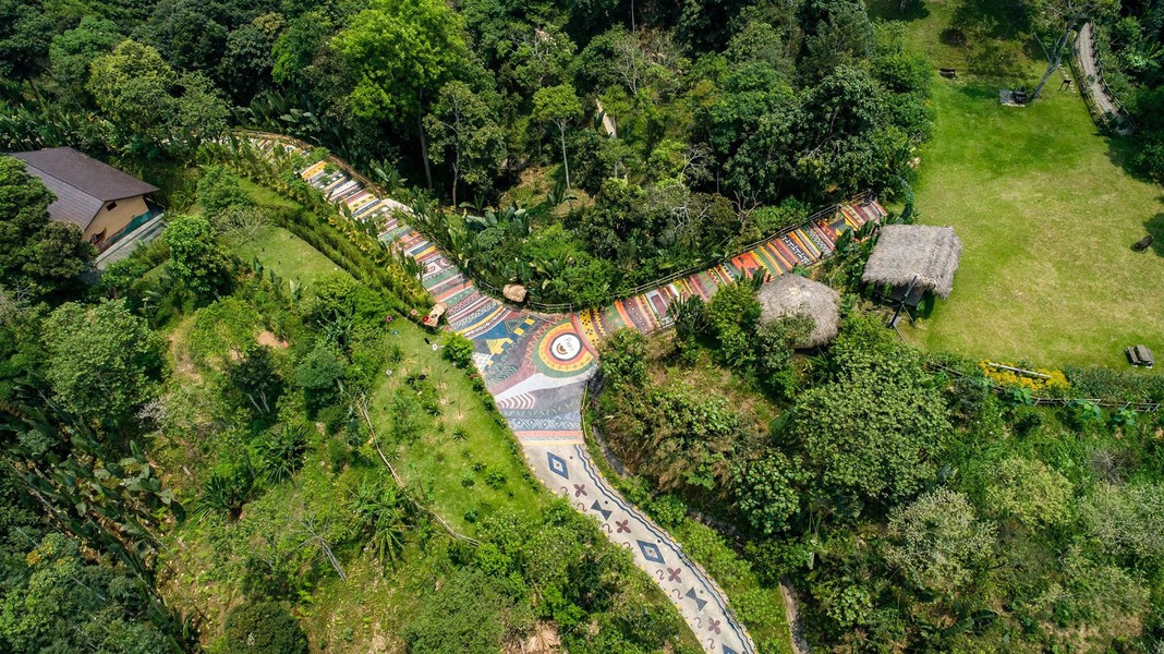 Xã Yên Định, huyện Bắc Mê (Hà Giang) là nơi có  con đường thổ cẩm dài kỷ lục Việt Nam. Con đường thuộc một khu resort, trải dài 1.700 m trên triền đồi, được người dân địa phương trang trí họa tiết thổ cẩm nhiều màu và hình ảnh đặc trưng của văn hóa vùng cao. Ảnh: P'apiu.