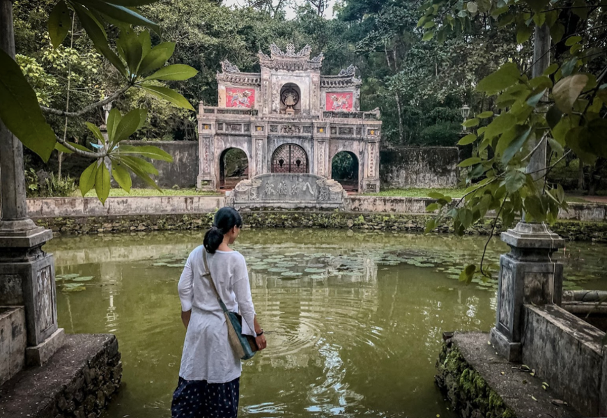  Chùa Từ Hiếu nằm ở phường Thủy Xuân, TP Huế. Theo các tư liệu, chùa nổi tiếng với câu chuyện về hòa thượng Nhất Định có hiếu với mẹ, truyền tới tai vua. Danh lam cổ tự này cũng được nhiều người biết đến với sự hiện diện khu mộ thái giám triều Nguyễn. Ảnh: Sascha Timm.