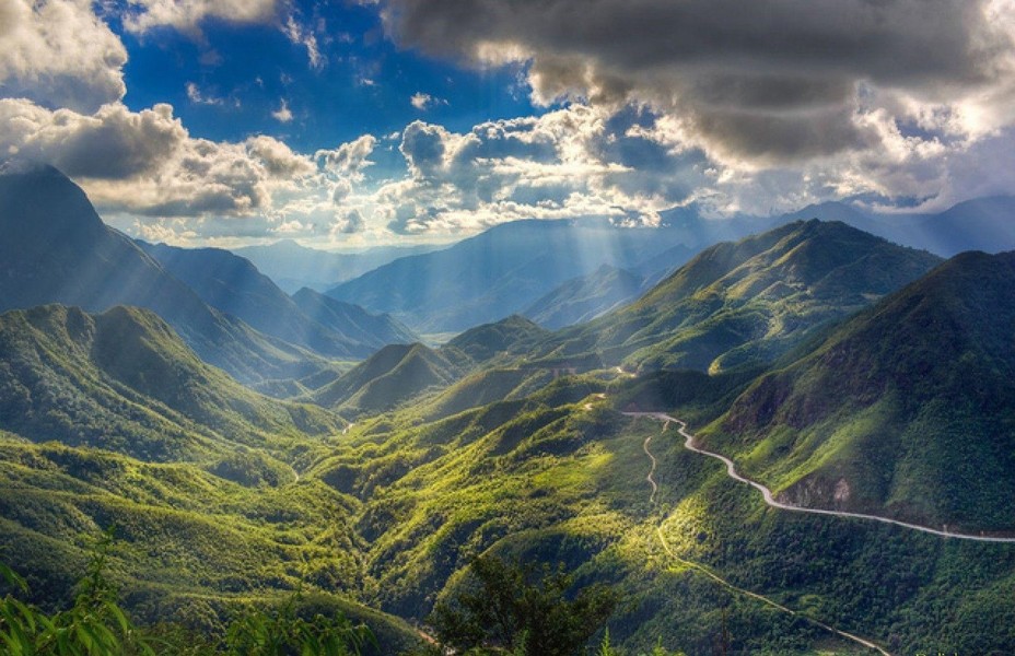 Đèo Ô Quý Hồ còn gọi là đèo Hoàng Liên, hoặc đèo Sa Pa vì đi qua thành phố du lịch nổi tiếng Sa Pa. Đèo có độ cao 2.000 m so với mực nước biển, độ dài hơn 50 km. Chính độ cao, sự hiểm trở và chiều dài của Ô Quý Hồ khiến đèo được mệnh danh là “vua đèo vùng Tây Bắc”. Năm 2013 đèo đã được Tổ chức Kỷ lục Việt Nam (VietKings) xác nhận là con  đèo dài nhất Việt Nam. Ảnh: Du lịch Việt Nam.