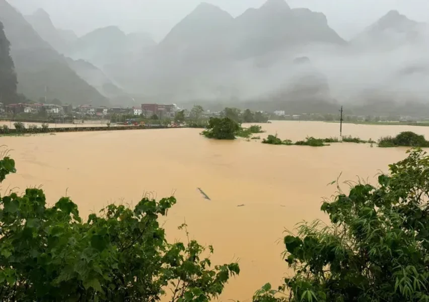 Huyện Hà Quảng bị ngập lụt sâu. Theo thống kê sơ bộ của VP Thường trực Ban Chỉ huy PCTT&amp;TKCN tỉnh Cao Bằng, mưa lớn đã gây ngập lụt, sạt lở nhiều khu vực thuộc các huyện Nguyên Bình, Hòa An, Hà Quảng, Trùng Khánh, Bảo Lạc, Thạch An và thành phố Cao Bằng.