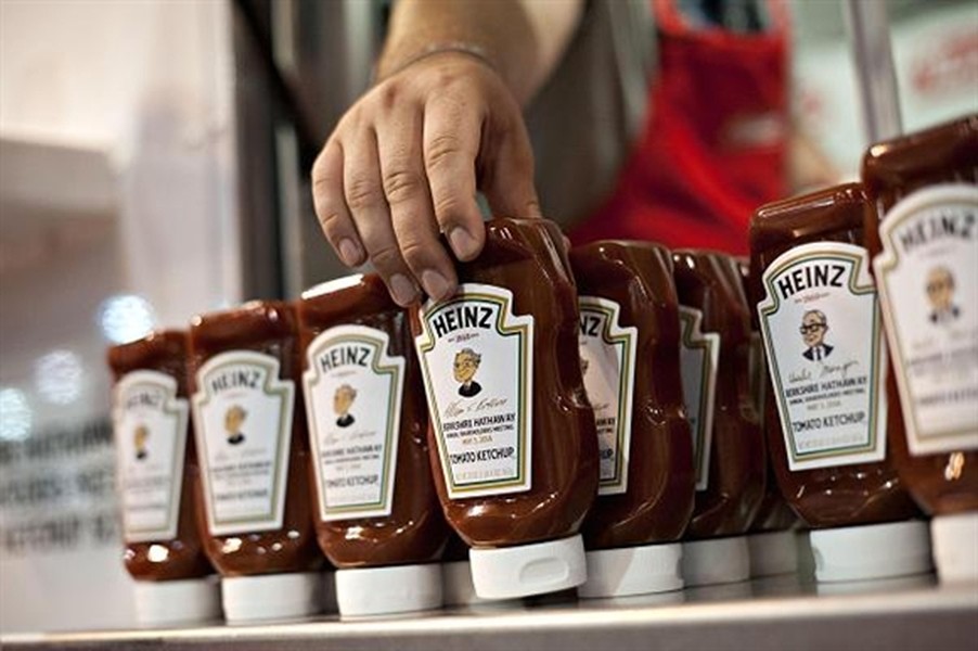 Heinz: Sau nhiều năm để mắt đến H.J. Heinz, năm 2014 tỷ phú  Warren Buffett đã đạt được thỏa thuận mua lại hãng sản xuất tương cà này. Berkshire Hathaway và 3G Capital Management thông báo sẽ chi 72,5 USD/cổ phiếu, hay 23,3 tỷ USD, để mua lại Heinz. Buffett từng tuyên bố với CNBC hồi tháng 2/2013 rằng Heinz là một mẫu công ty với những thương hiệu tuyệt vời.