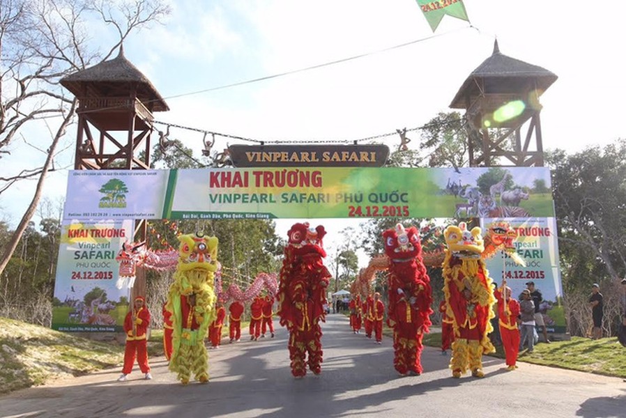 Công viên chăm sóc và bảo tồn động vật Vinpearl Safari, do tập đoàn Vingroup đầu tư tại Gành Dầu, Phú Quốc, đã chính thức khai trương hôm nay (24/12).