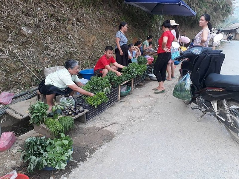 Vào những dịp cuối tuần, tại xã Sì Lở Lầu, huyện Phong Thổ, tỉnh Lai Châu, nơi có đa số đồng bào dân tộc Mông, Hà Nhì, Dao... cùng sinh sống. Đây là nơi mà đồng bào các dân tộc thường tổ chức họp chợ, làm nơi mua bán trao đổi hàng hóa và giao lưu kết nối bạn bè.