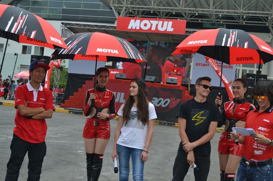 Motul Stunt Fest 2015 đã chính thức khai mạc sáng nay tại SVĐ Phú Thọ, TP.HCM. Ba stunter đẳng cấp quốc tế gồm; Aaron Twite (Mỹ), Sarah Lezito (Pháp) và Hiroyuki Ogawa (Nhật Bản) trước khi biểu diễn sẽ là giám khảo của cuộc thi  “Biểu diễn xe Stunt” giữa các vận động viên hai miền Nam, Bắc.