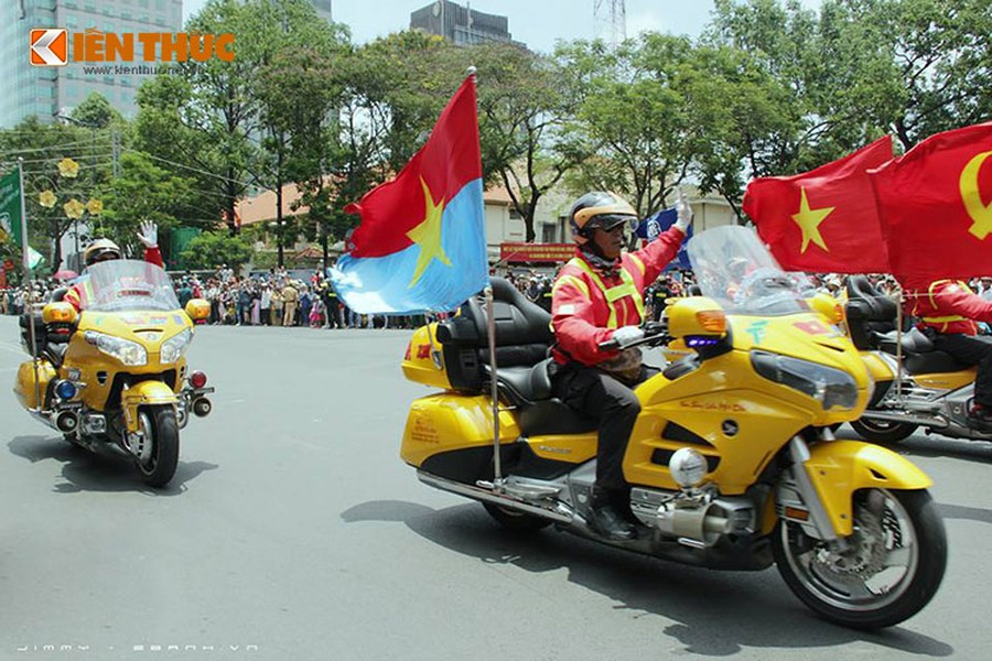   Dàn môtô của Clb môtô TP HCM đã di chuyển từ Hà Nội để dẫn đoàn đua xe đạp toàn quốc tranh Cúp truyền hình lần thứ 27 năm 2015 mang tên “Non sông liền một dải” vào đến TP HCM.