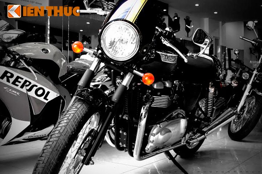 Triumph Thruxton 2015 dài 2.150 mm, rộng 830 mm và cao 1.095 mm. Chiều cao yên 820 mm.