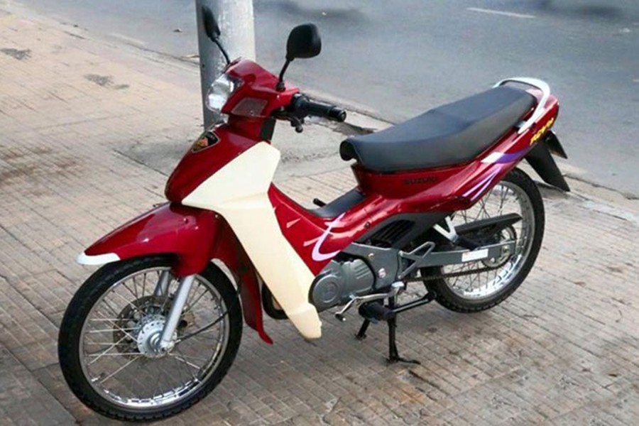  Suzuki RGV 120 là mẫu xe côn tay phổ thông với động cơ 120 phân khối, chiếc xe đời 2000 này mới chỉ chạy gần 5.000 km.