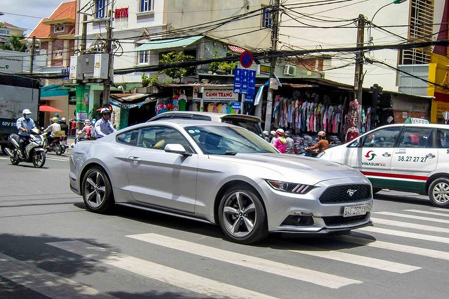  Chiếc Ford Mustang 2015 thế hệ mới thứ hai về Việt Nam đã được chủ nhân cho ra biển trắng và lần đầu tiên lăn bánh trên đường phố Sài Gòn.