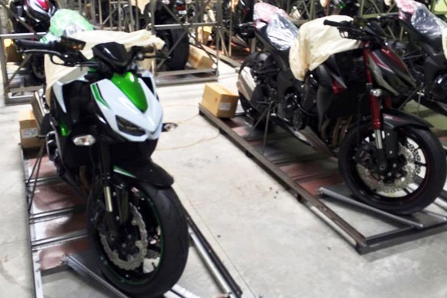 Một trong 3 đại lý Kawasaki chính hãng tại Việt Nam vừa nhận đặt cọc lô hàng 10 chiếc  Kawasaki Z1000 2016 được cho sắp cập cảng Sài Gòn.