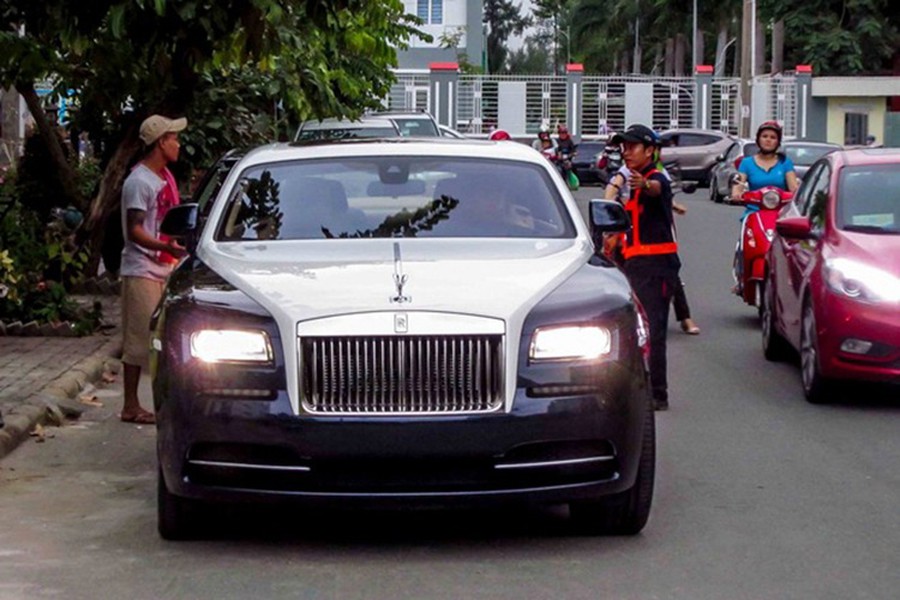  Rolls-Royce Wraith là chiếc coupe siêu sang của hãng xe Anh quốc. Đây là chiếc Rolls-Royce mạnh mẽ nhất từng được sản xuất đã xuất hiện tại showroom chính hãng tại Hà Nội.