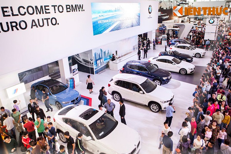 Tại VIMS 2015 tại Hà Nội.  Gian hàng BMW ngoài việc góp mặt 8 mẫu xe mới đa dạng phân khúc, hãng xe này cũng đã thông báo và cập nhật mức giá cho từng mẫu xe có mặt tại đây.